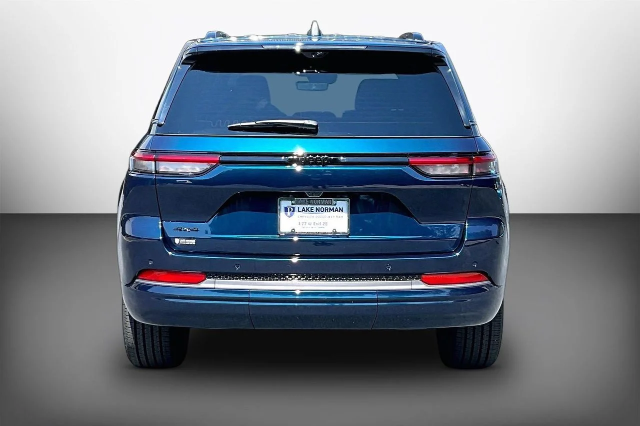 New 2027 Fathom Blue Pearl-Coat Paint Jeep Limited Reserve image 7