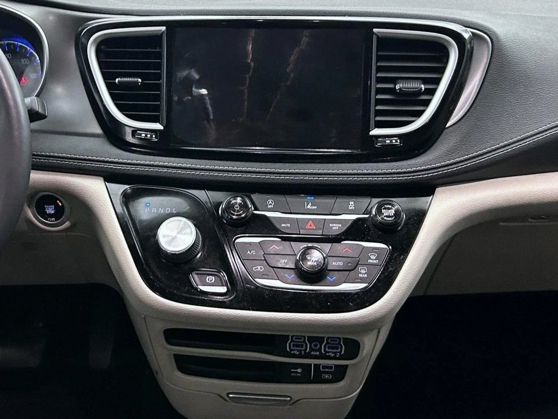 Used 2022 Black Chrysler Touring L image 12