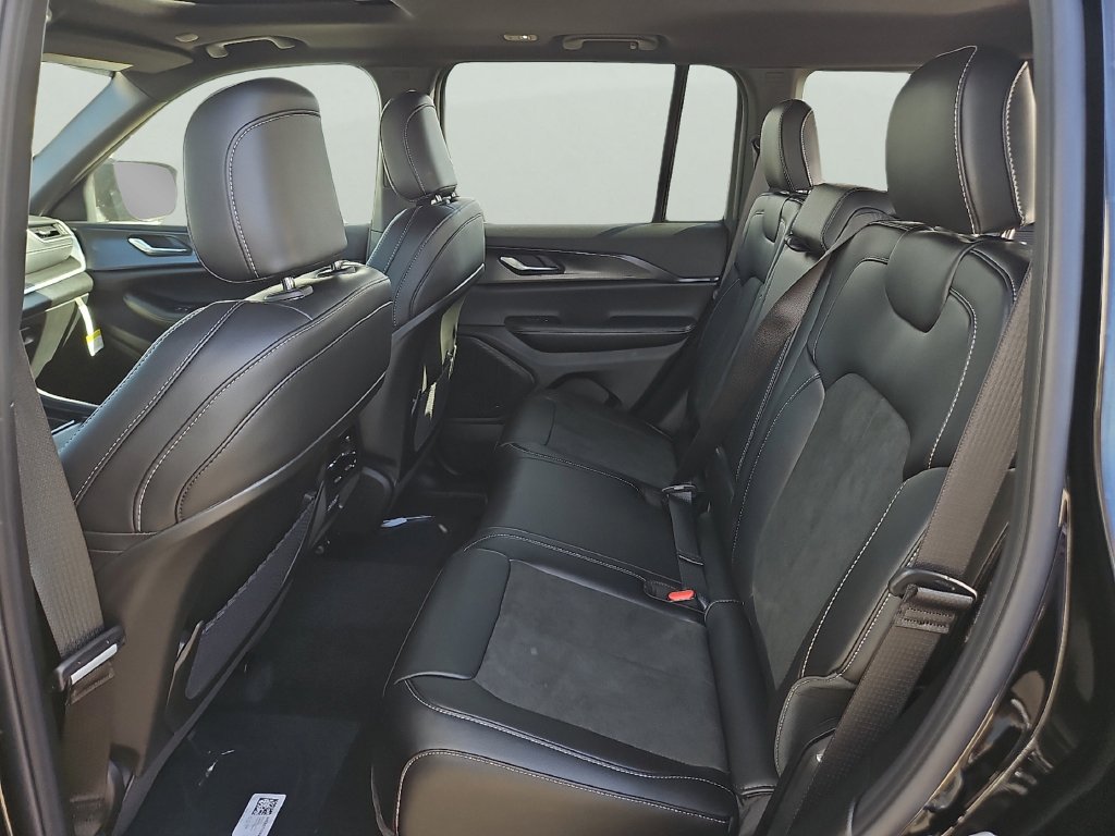 New 2025 Diamond Black Crystal Pearl-Coat Exterior Paint Jeep Laredo image 8