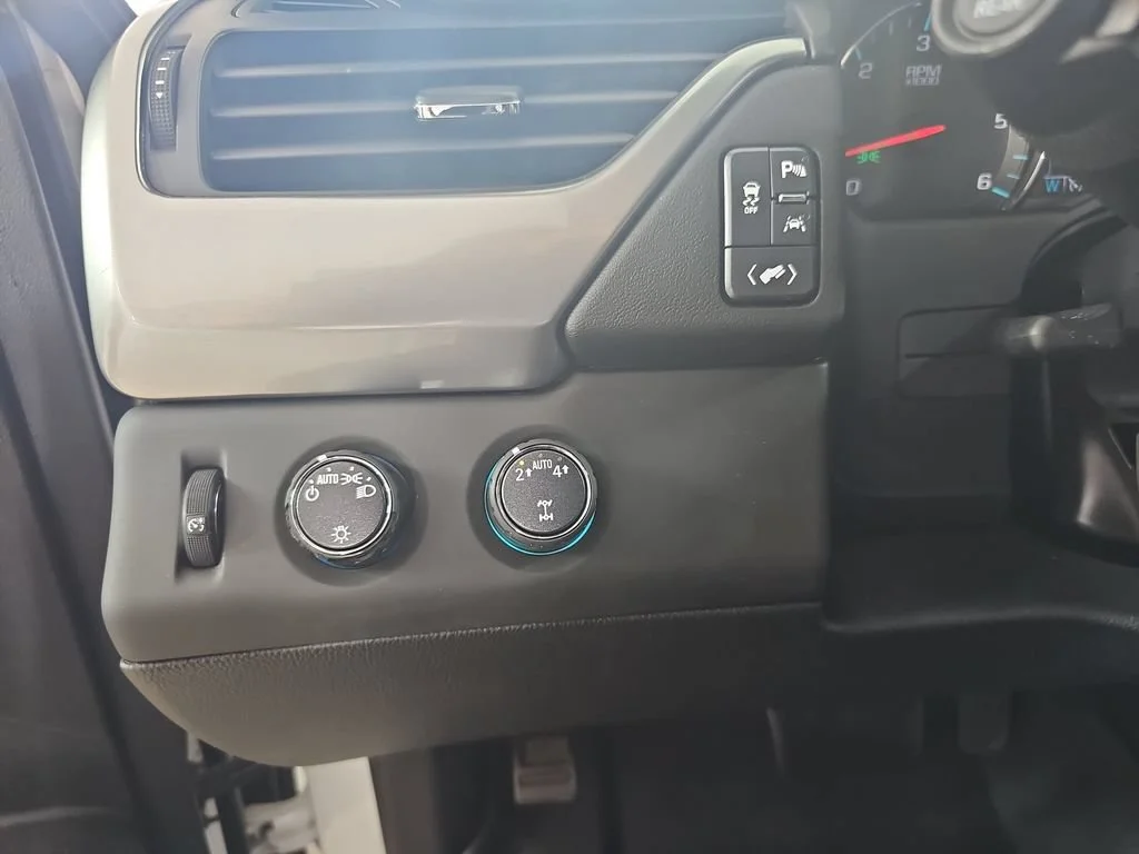 Used 2018 SUMMIT WHITE Chevrolet LT image 32
