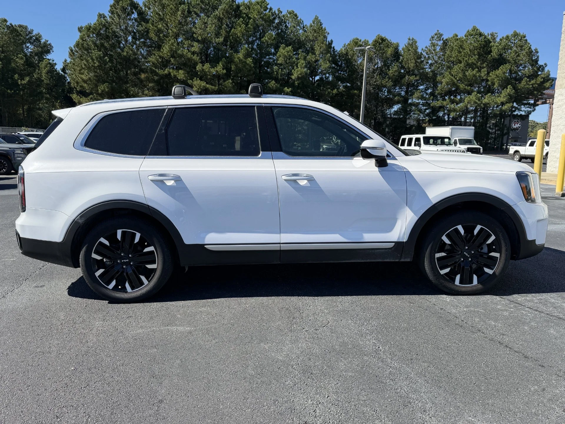 Used 2025 Glacial White Pearl Kia SX image 18