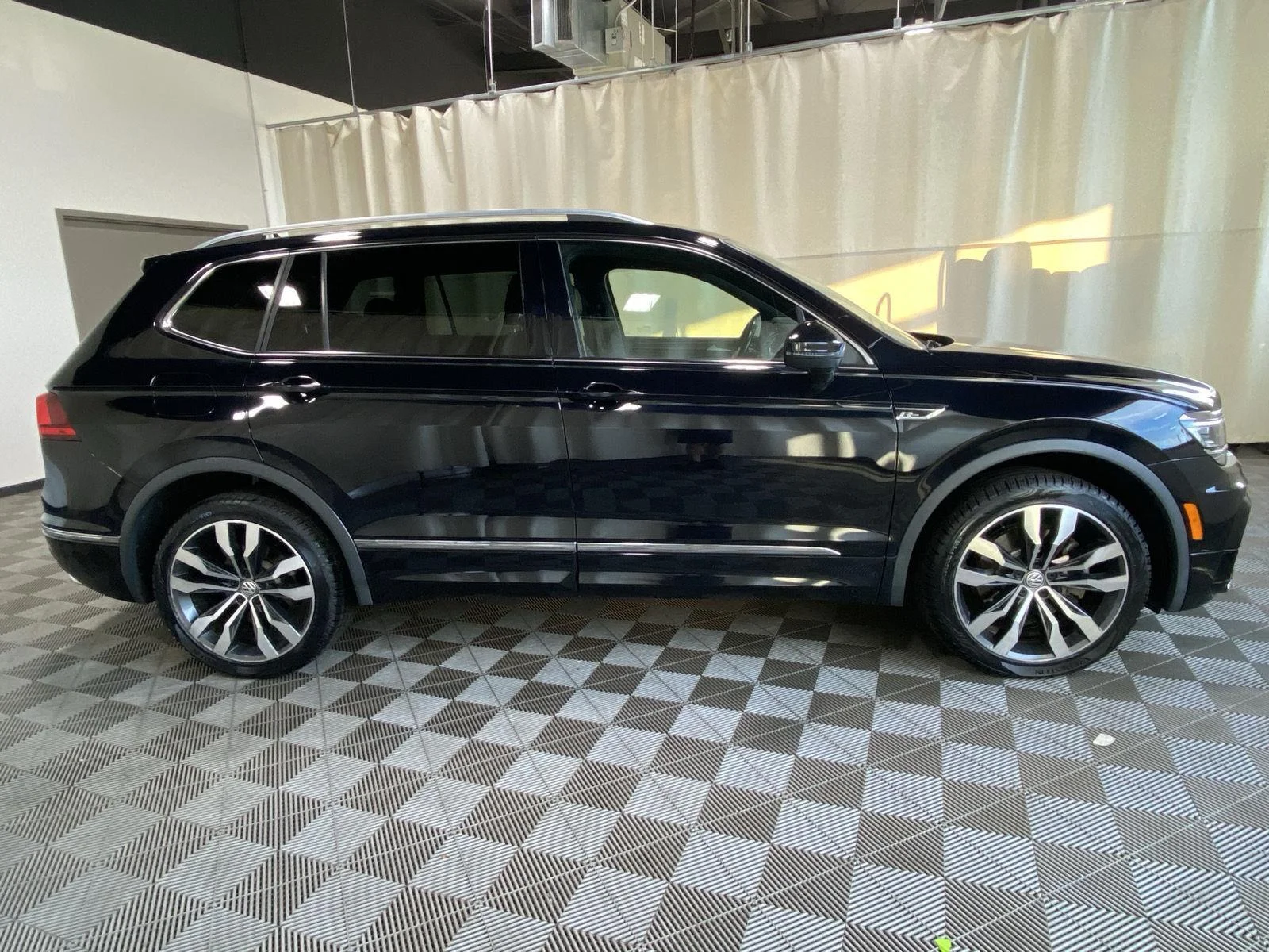 Used 2020 Deep Black Pearl Volkswagen SEL Premium R-Line image 17
