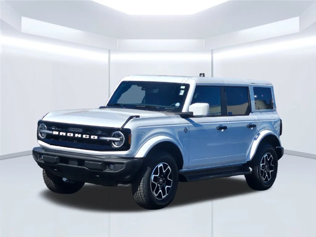 New 2026 White Ford Outer Banks image 2