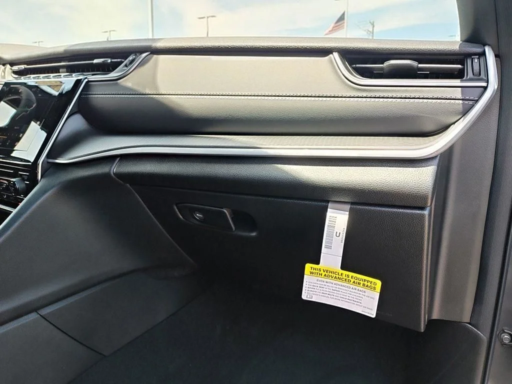 New 2026 Baltic Gray Metallic Clearcoat Jeep Laredo image 36