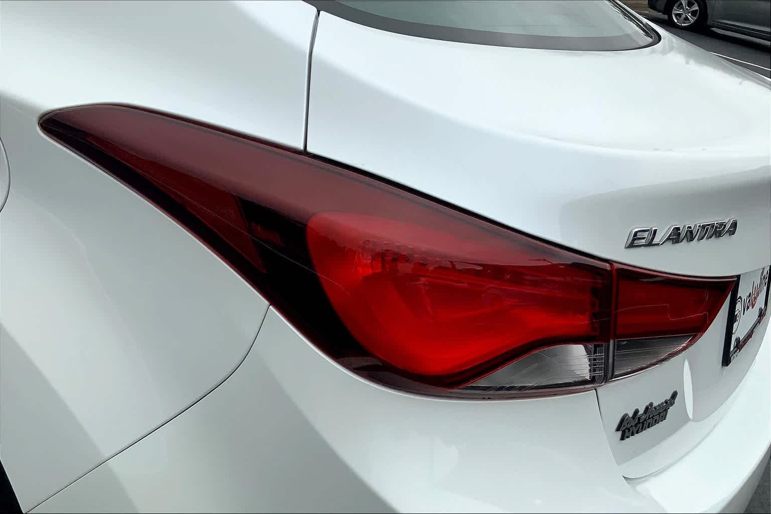 Used 2016 Quartz White Pearl Hyundai SE image 27