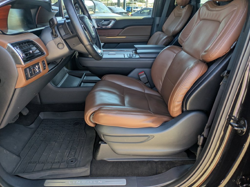 Used 2023 Black Lincoln Reserve image 12