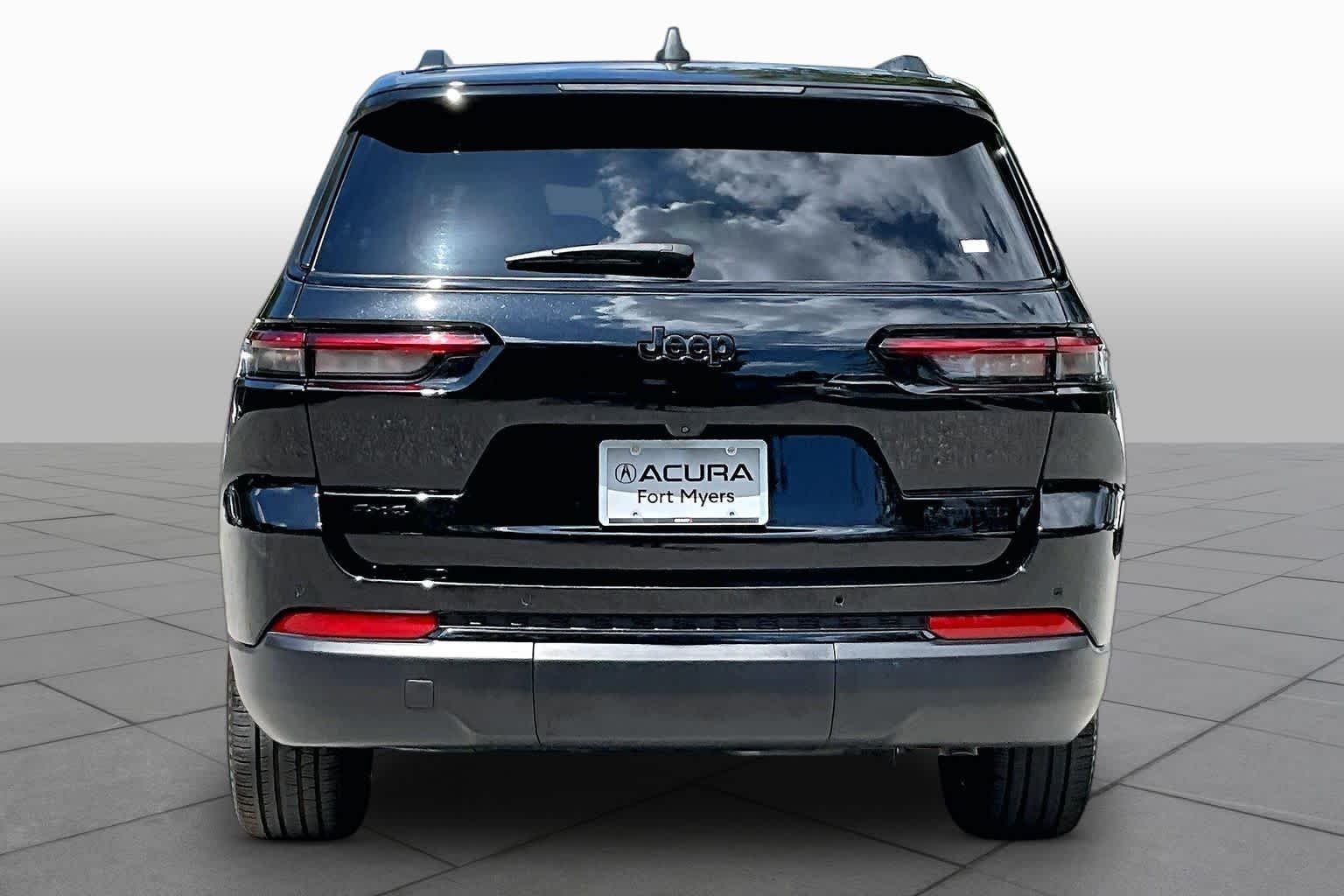 Used 2024 Diamond Black Crystal Pearlcoat Jeep Limited image 5
