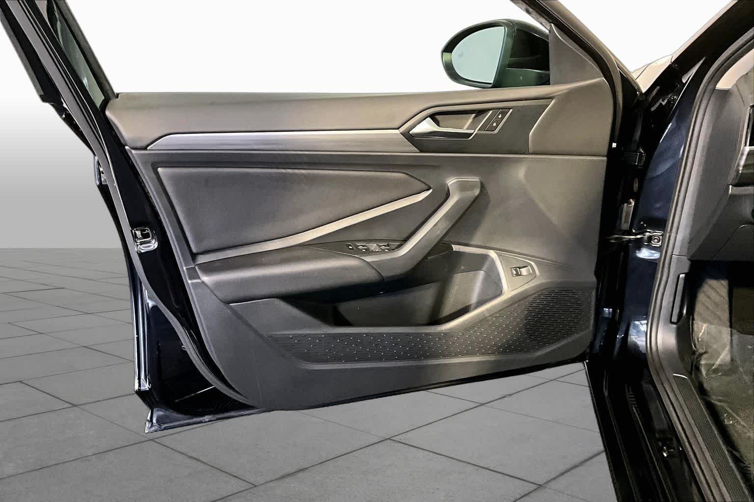 Used 2019 Deep Black Pearl Volkswagen SEL image 22
