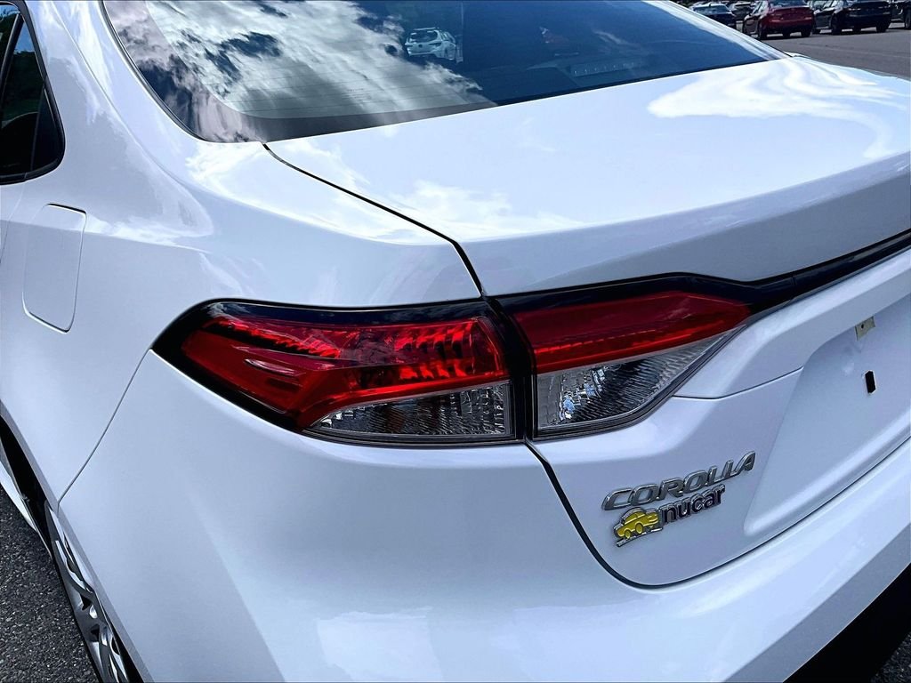 Used 2025 White Toyota LE image 34