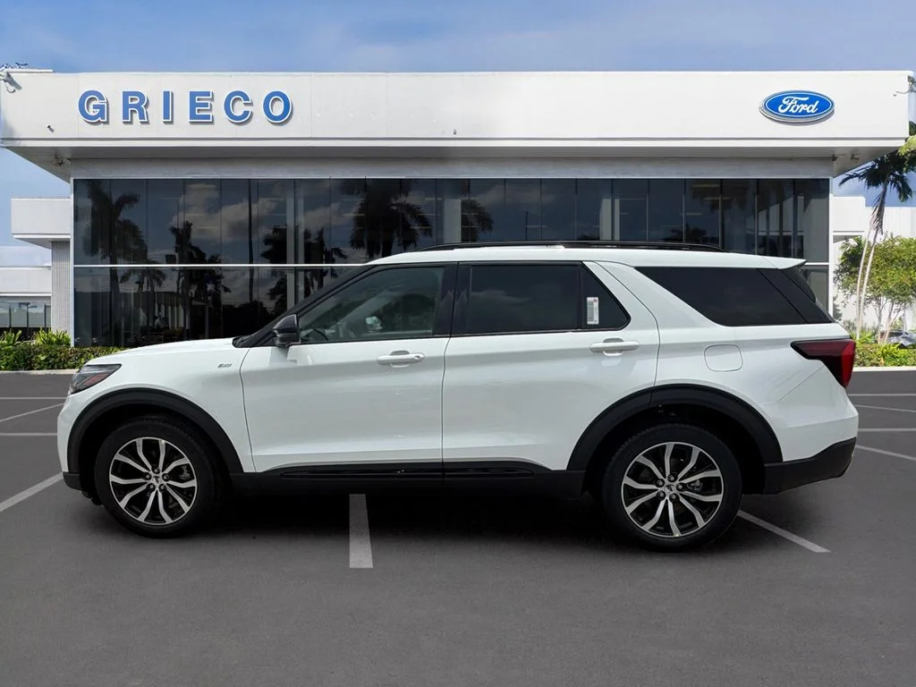 New 2026 Star White Metallic Tri-Coat Ford ST-Line image 4