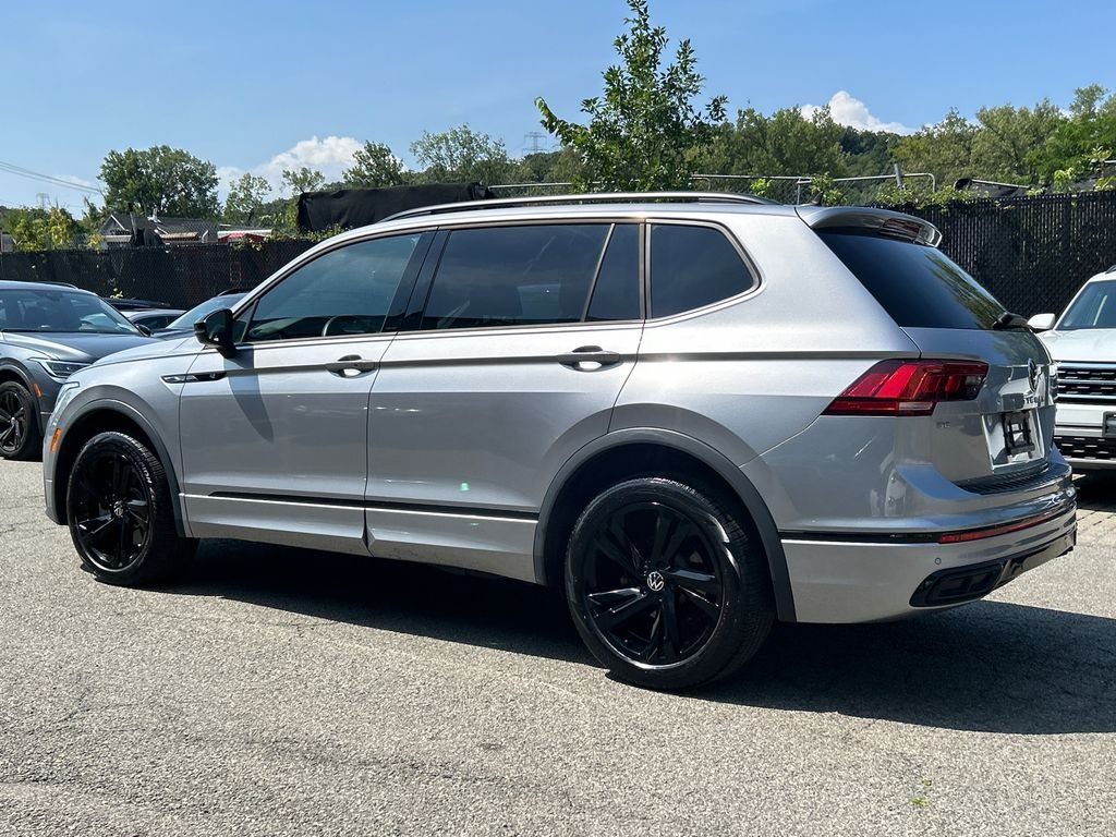 Used 2024  Volkswagen 2.0T SE R-Line Black image 4