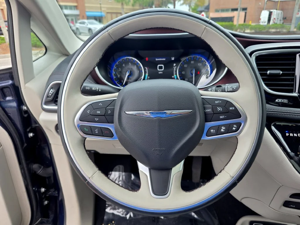 Used 2017 Blue Chrysler Limited image 22