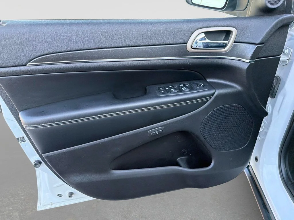 Used 2017 Bright White Clearcoat Jeep Limited image 18