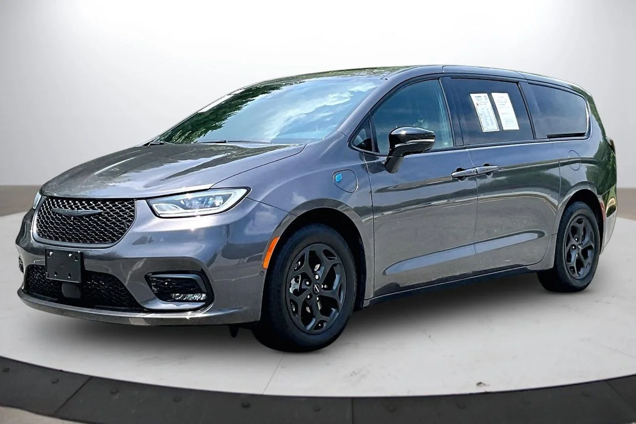 Used 2023 Gray Chrysler Limited image 4
