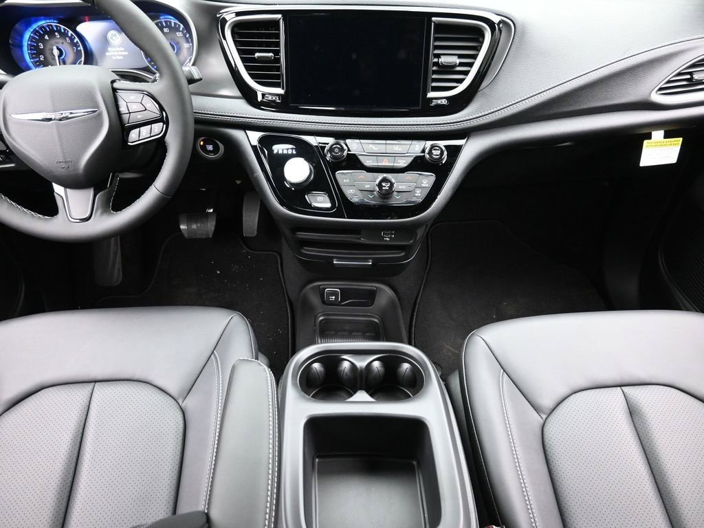 New 2026 Bright White Clear-Coat Exterior Paint Chrysler Select image 17