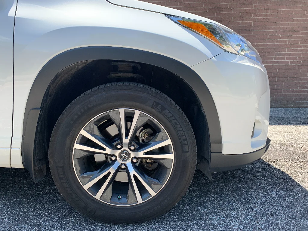Used 2017 Blizzard Pearl Toyota LE Plus image 9