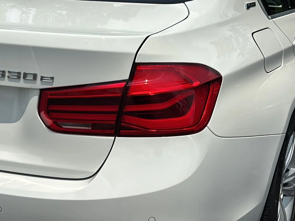 Used 2018 Alpine White BMW 330e iPerformance image 44