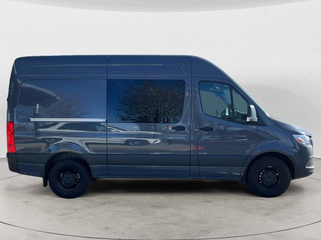 Used 2024  Mercedes-Benz Cargo 144 WB image 6