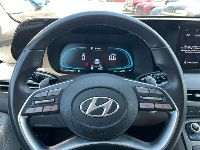 Used 2025 White Hyundai SEL image 9