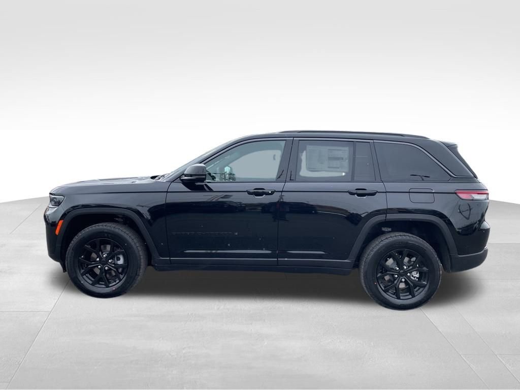 New 2026 Diamond Black Crystal Pearl-Coat Exterior Paint Jeep Altitude image 2