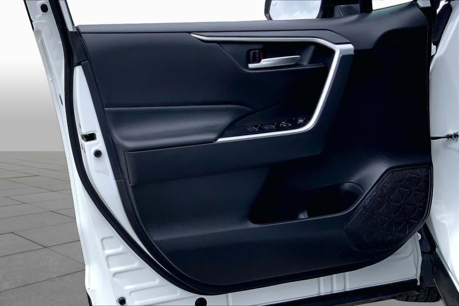 Used 2025 Ice Cap Toyota XLE image 21