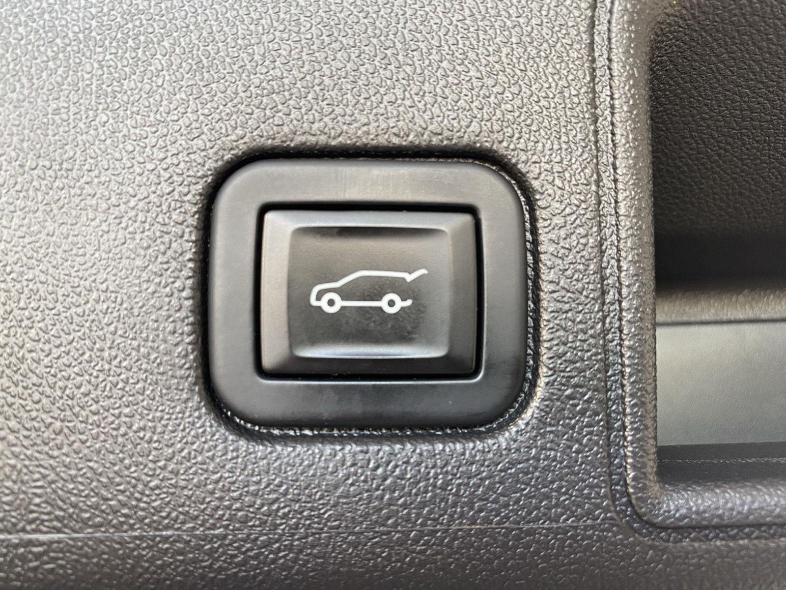Used 2022 Marine Metallic GMC Denali image 8