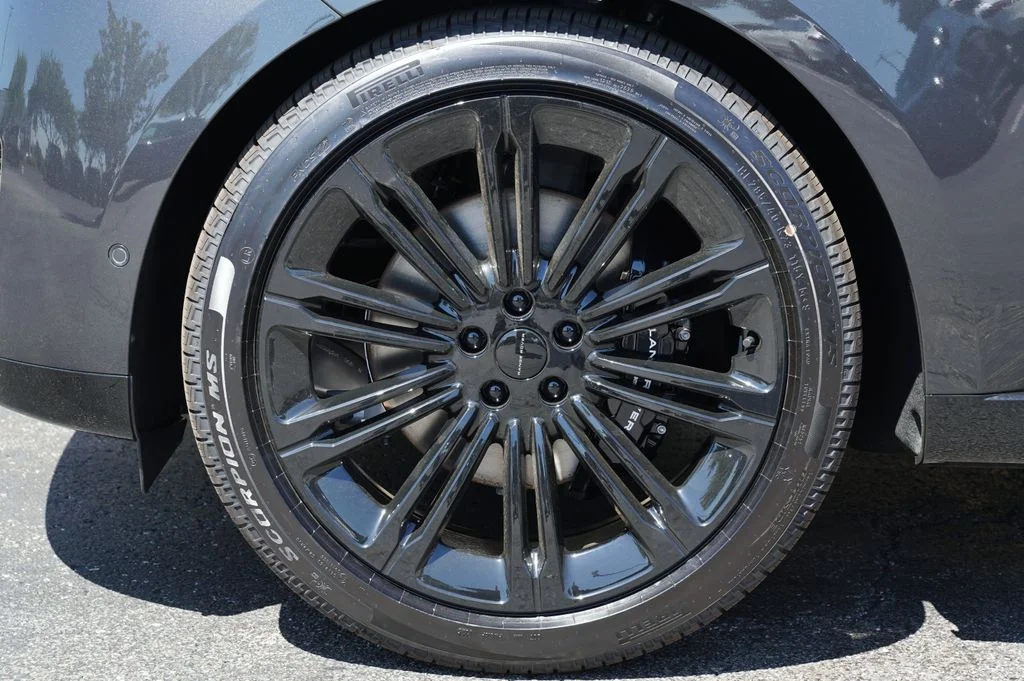 New 2026 Carpathian Grey Land Rover SE image 9