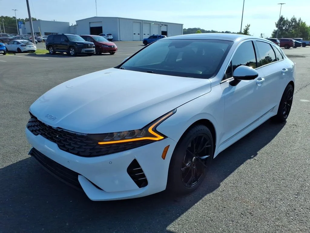 Used 2022 White Pearl Kia EX image 6