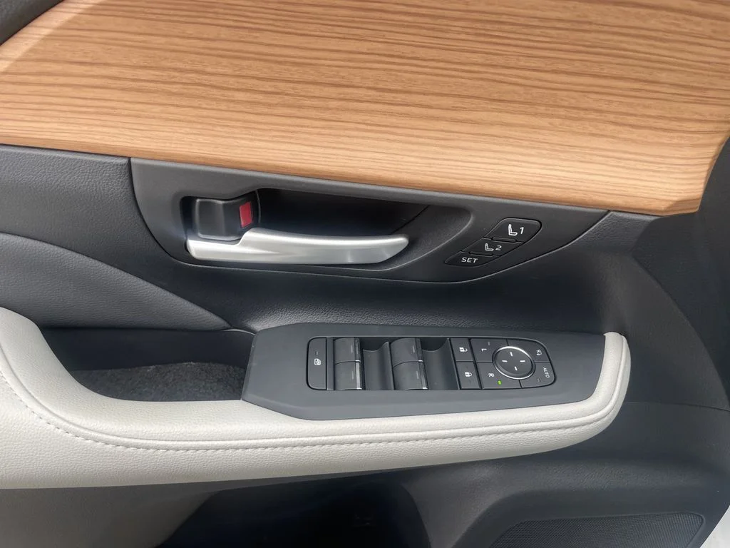 New 2026 Wind Chill Pearl Toyota Platinum image 18