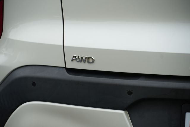 Used 2023 White INFINITI LUXE image 7