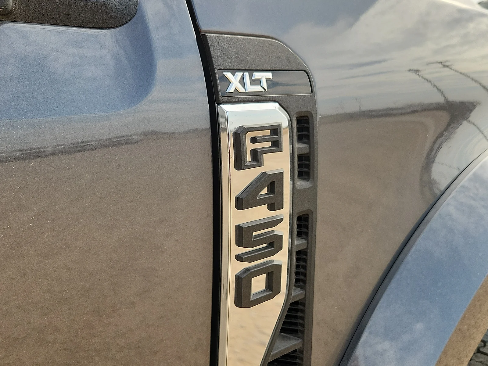 New 2027 Carbonized Gray Metallic Ford XLT image 10