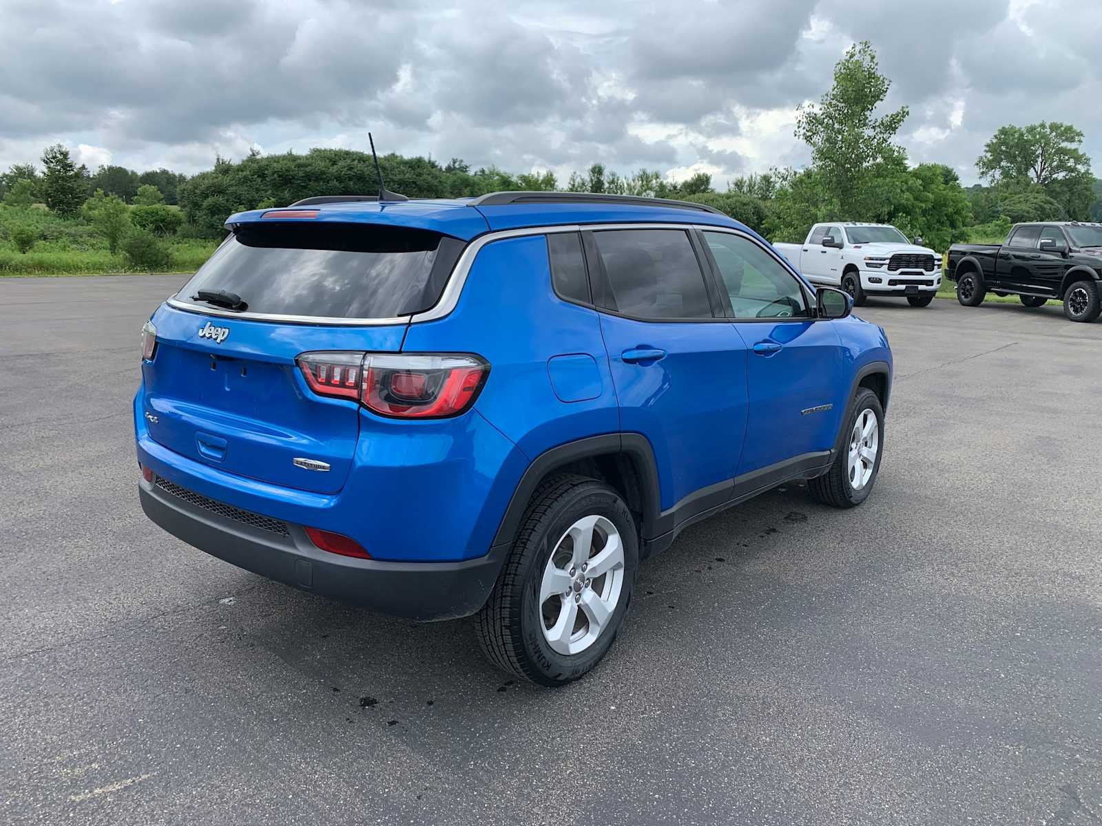 Used 2020 Laser Blue Pearlcoat Jeep Latitude image 4