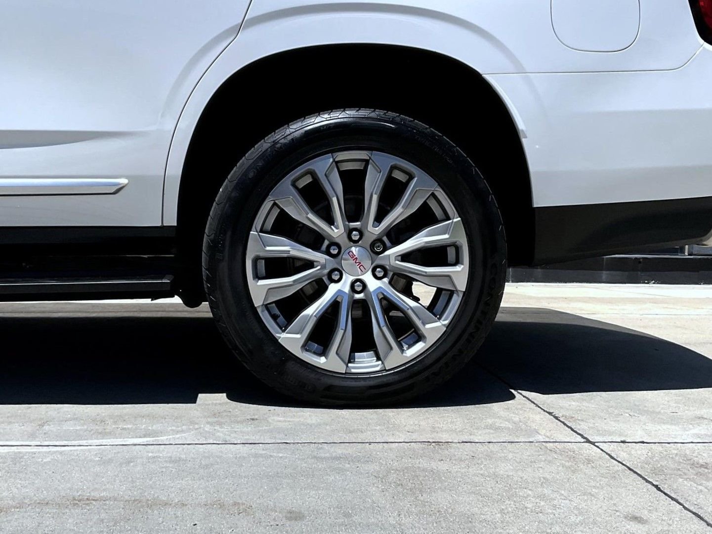 Used 2022 White GMC Denali image 25