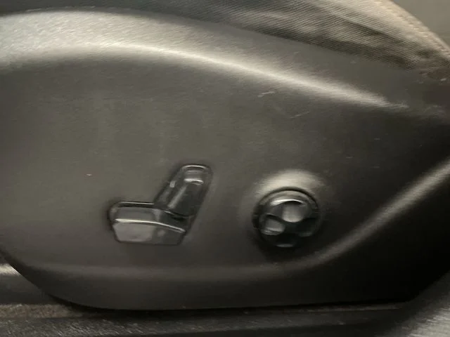 Used 2016 Brilliant Black Crystal Pearlcoat Jeep Latitude image 12