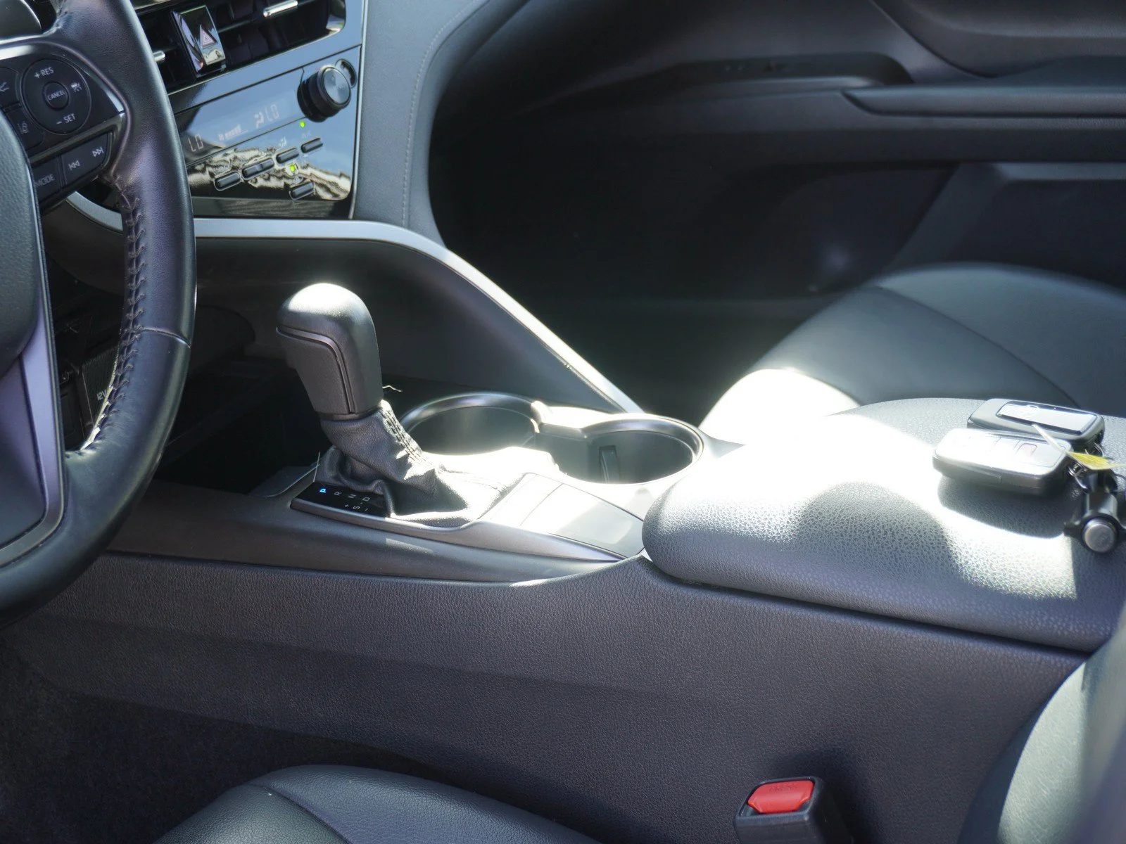 Used 2022 White Toyota SE image 19