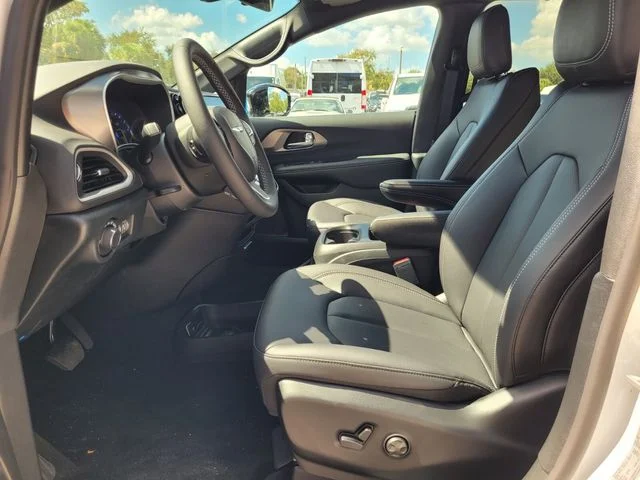 2026 Chrysler Voyager LX - Photo 12