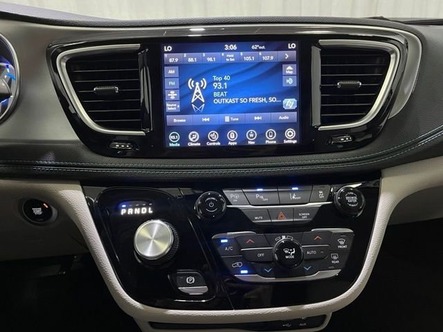 Used 2020 White Chrysler Limited image 19