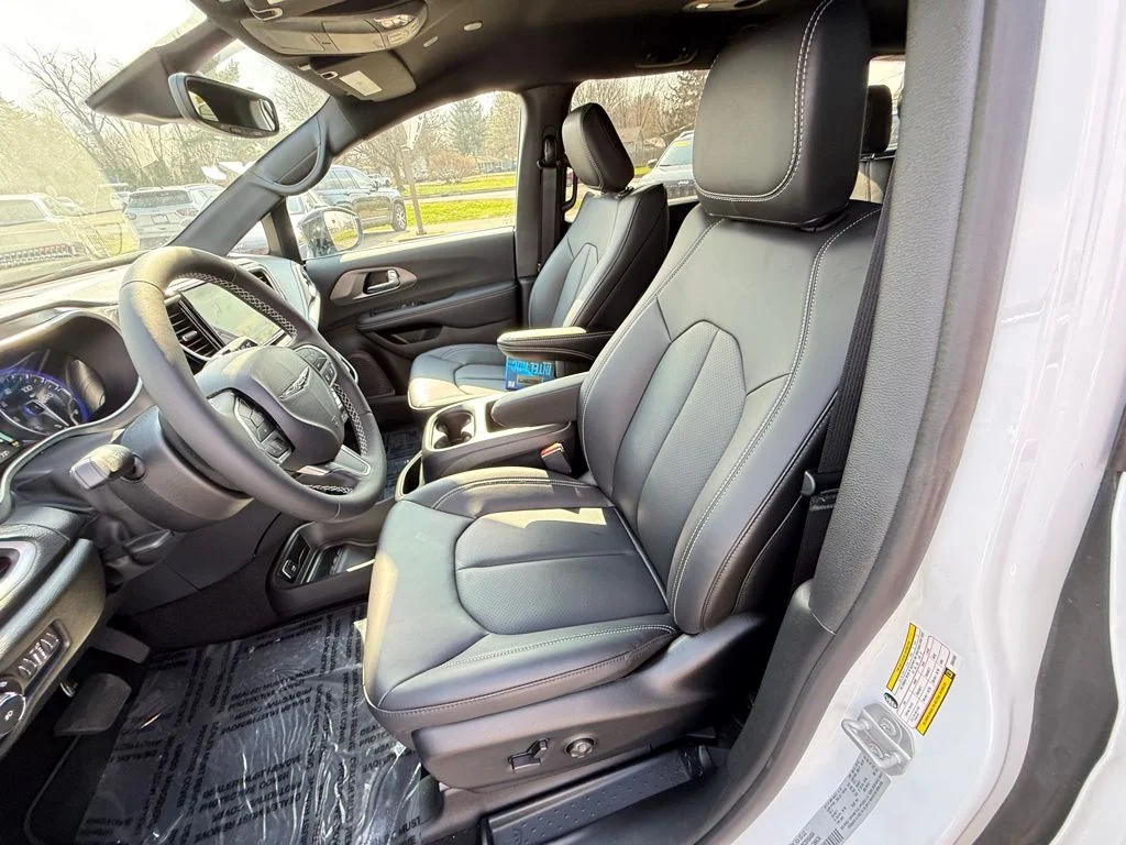 2025 Chrysler Pacifica Select - Photo 15