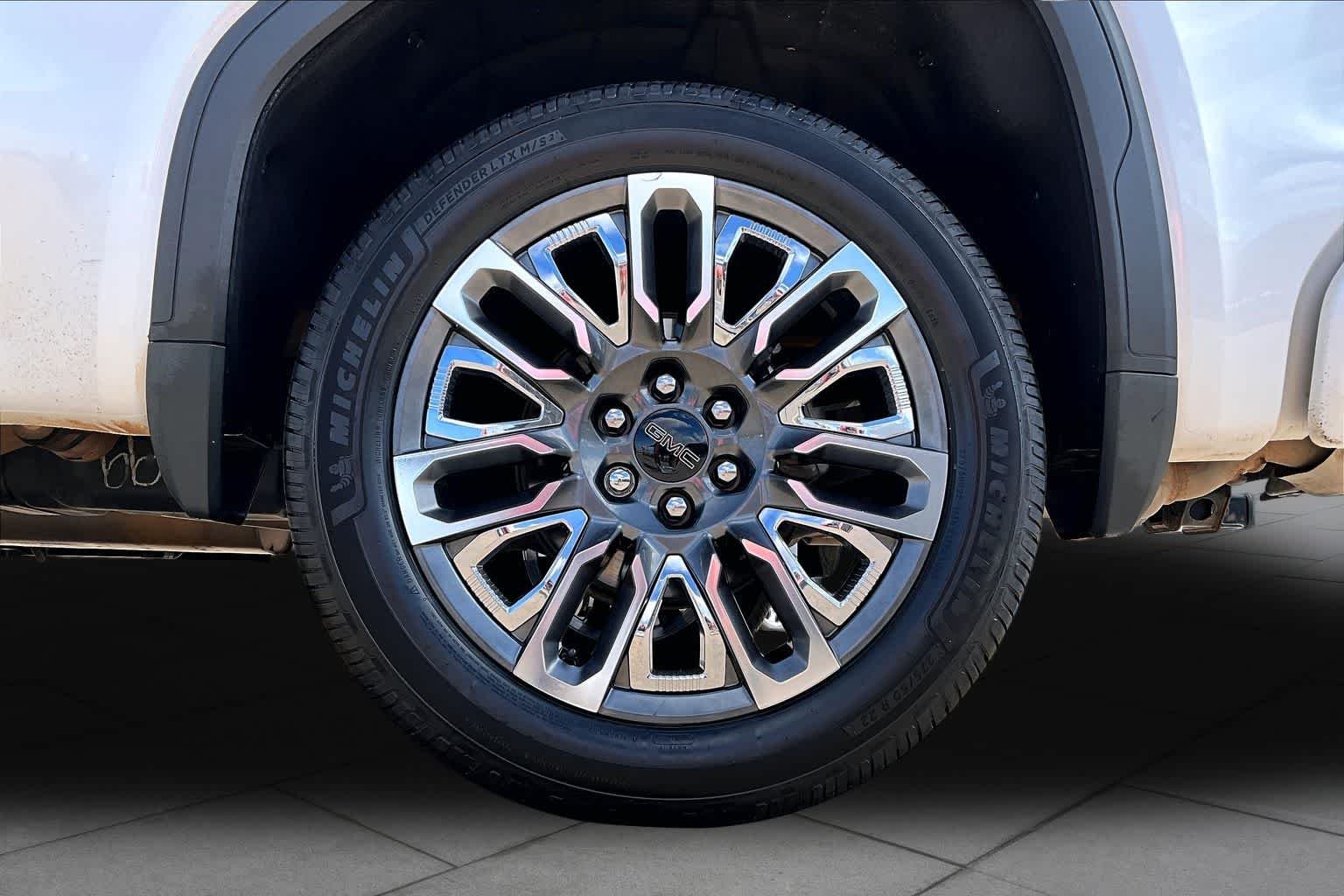 Used 2023 White Frost Tricoat GMC Denali Ultimate image 11