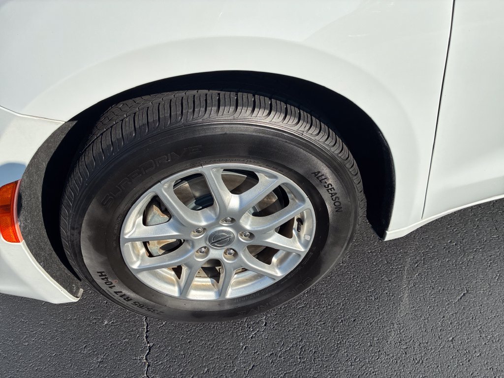 Used 2022 White Chrysler LX image 9