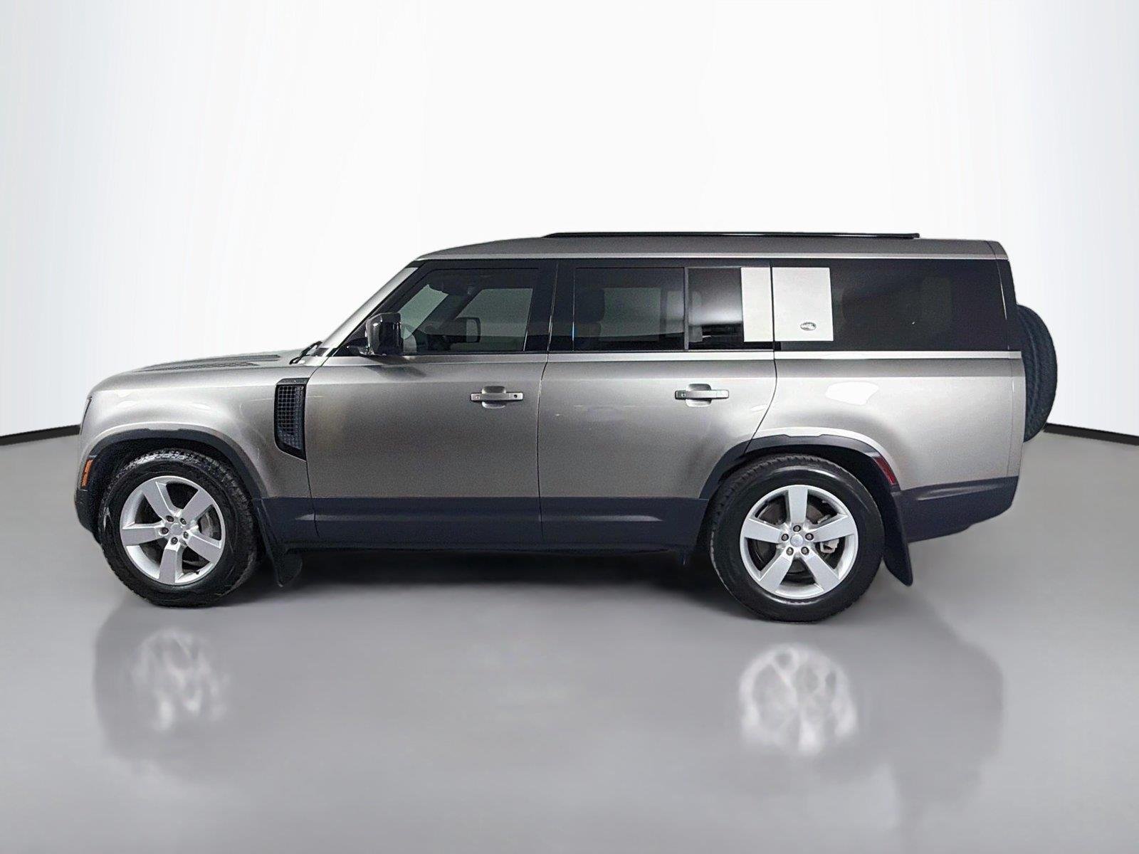 Used 2024 Silicon Silver Land Rover S image 8