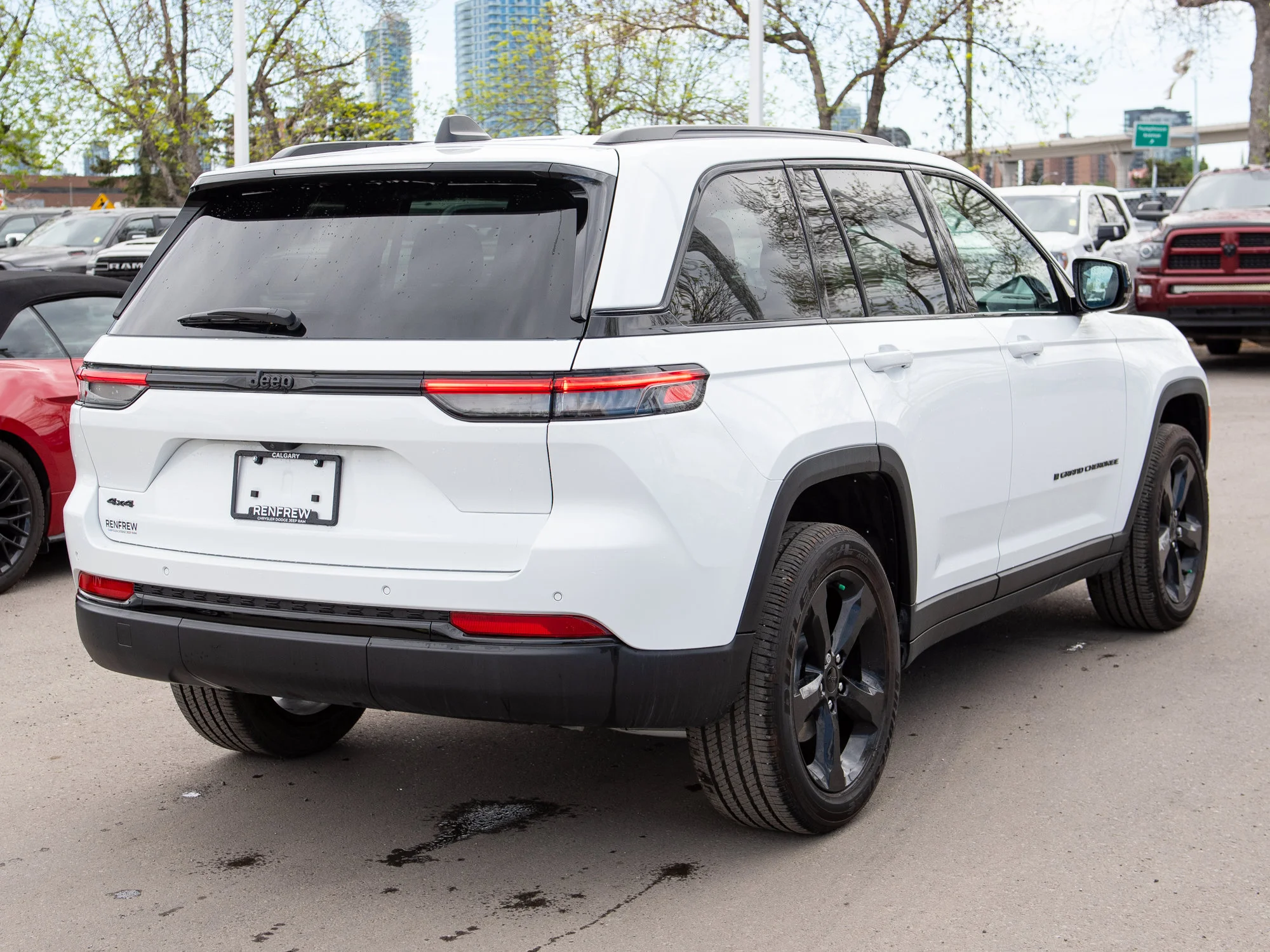 Certified Used 2025 White Jeep Altitude * No Accidents | Trailer Tow Pack | V6 | Adaptive Cruise | Sunroof image 15