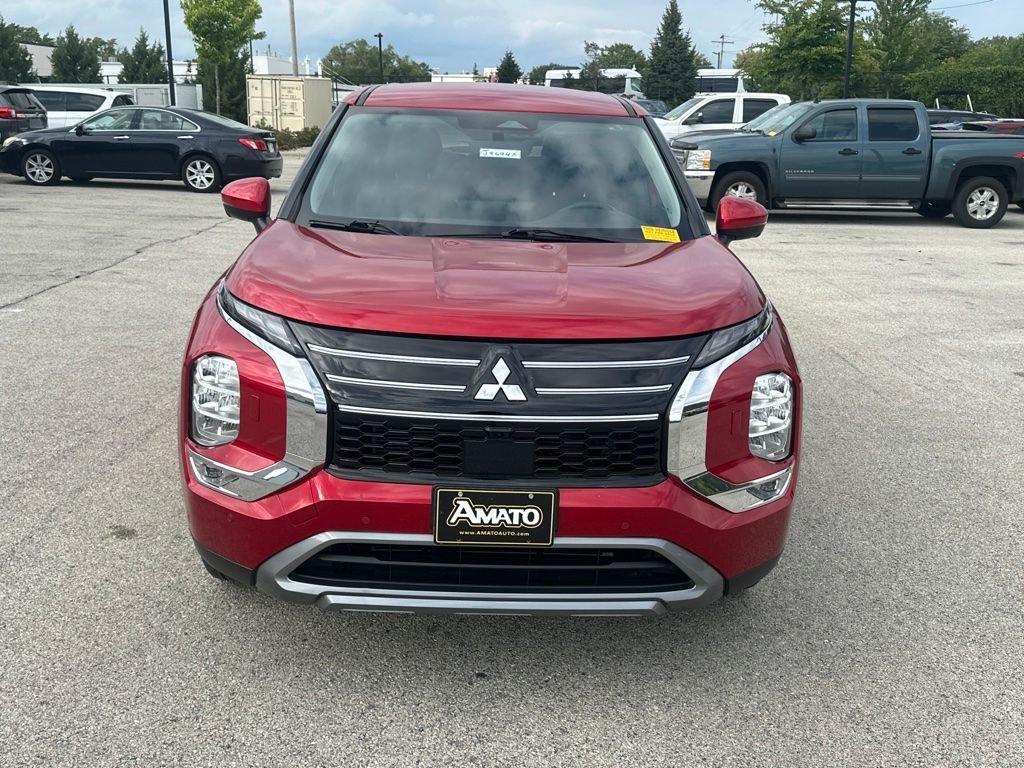 Used 2025 Red Mitsubishi SE image 2