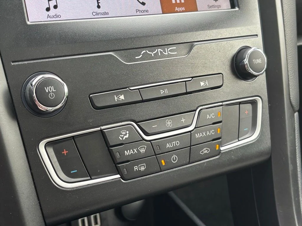 Used 2019 Gray Ford SE image 31