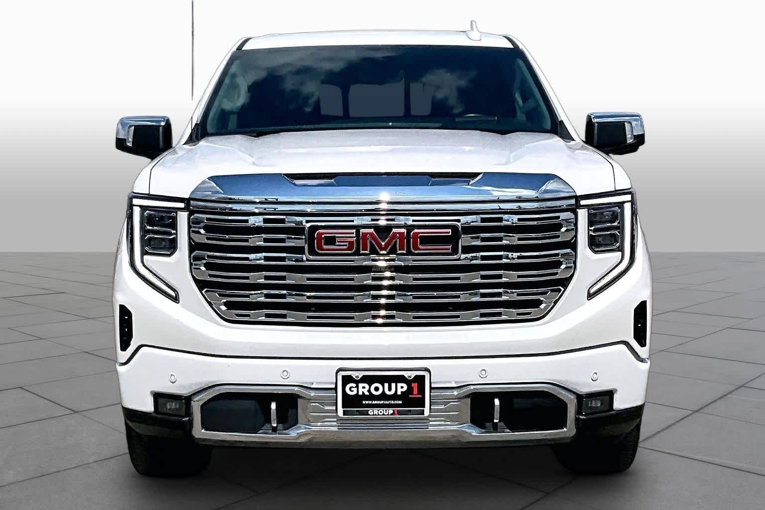Used 2023 White Frost Tricoat GMC Denali image 4