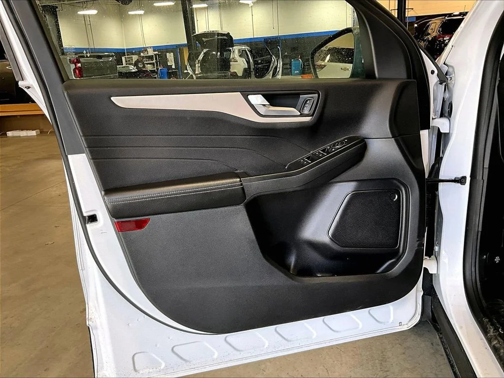Used 2022 White Ford SEL image 9