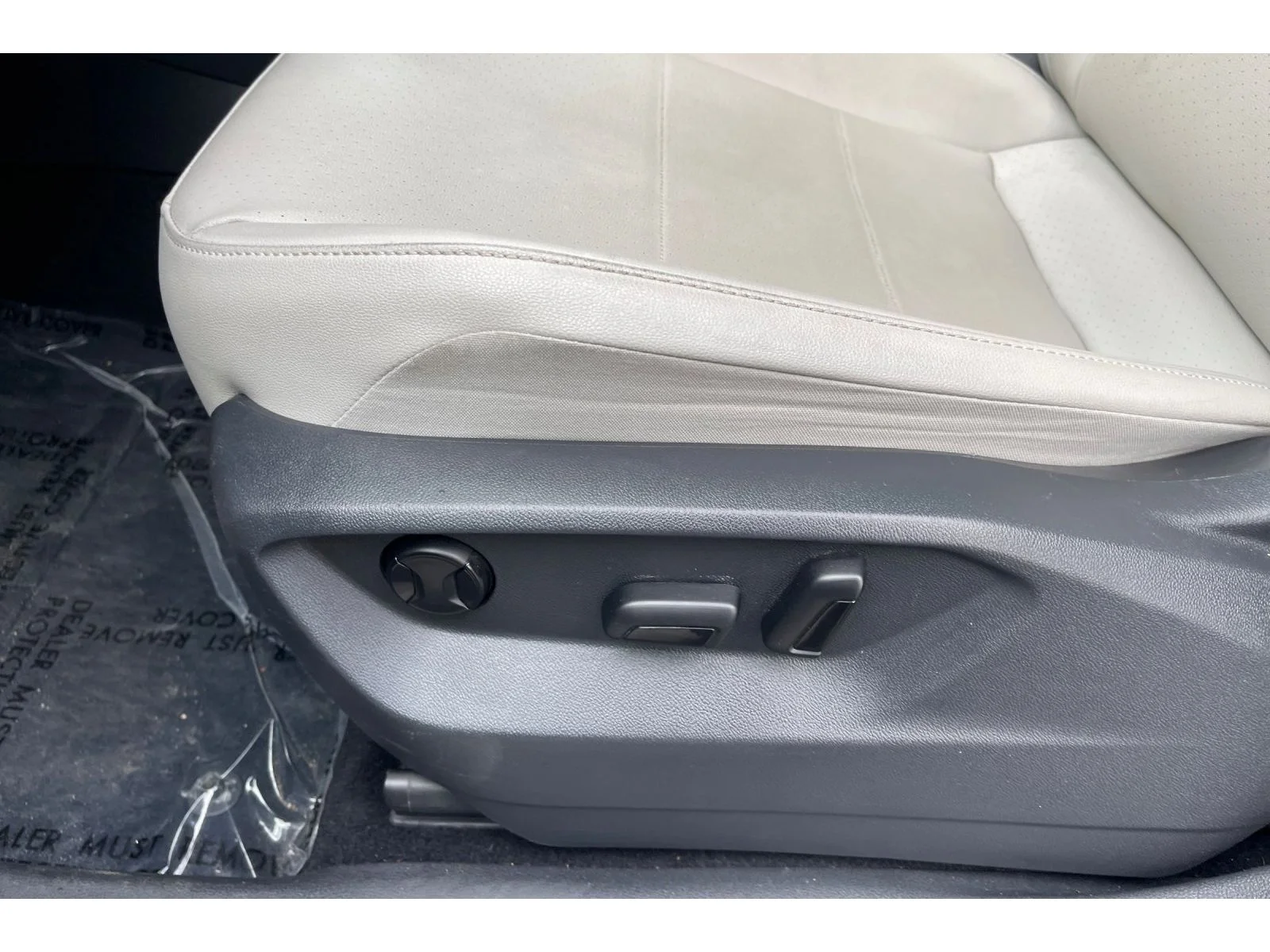Used 2020 Platinum Gray Metallic Volkswagen SE image 13