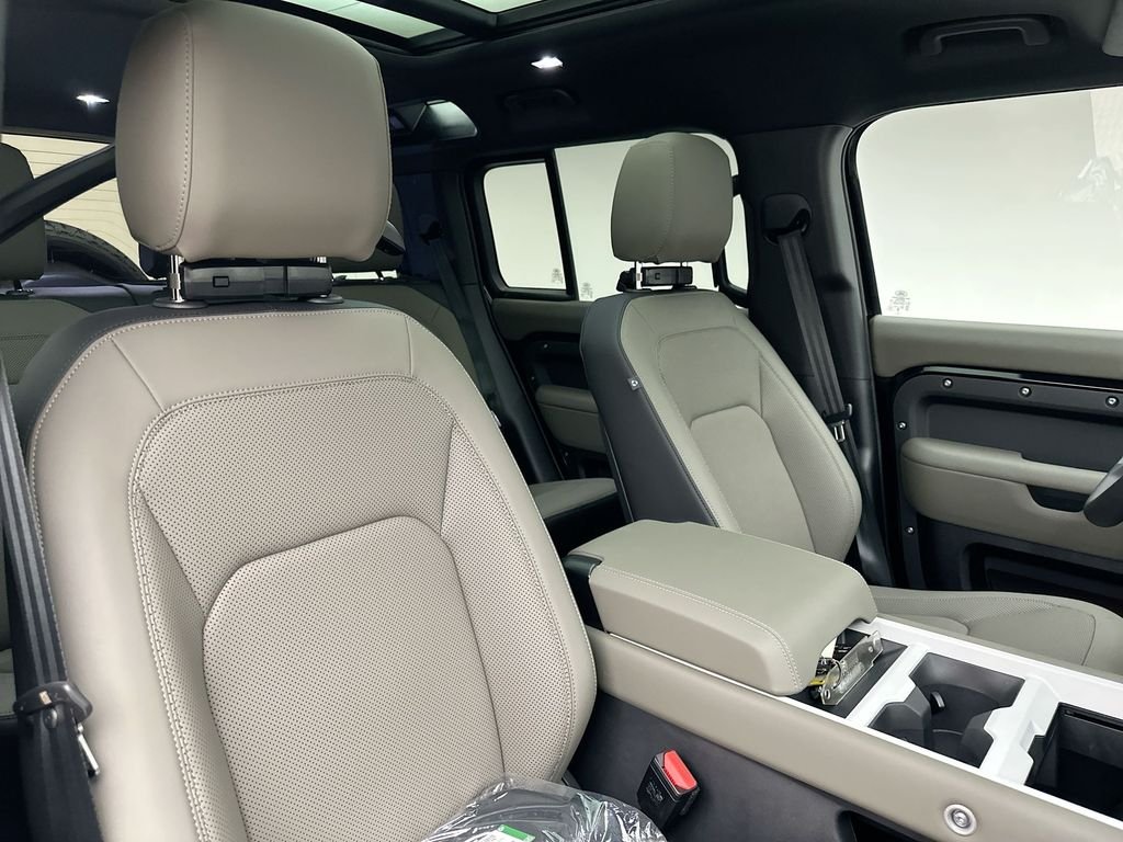 New 2026 Santorini Black Land Rover X-Dynamic SE image 6