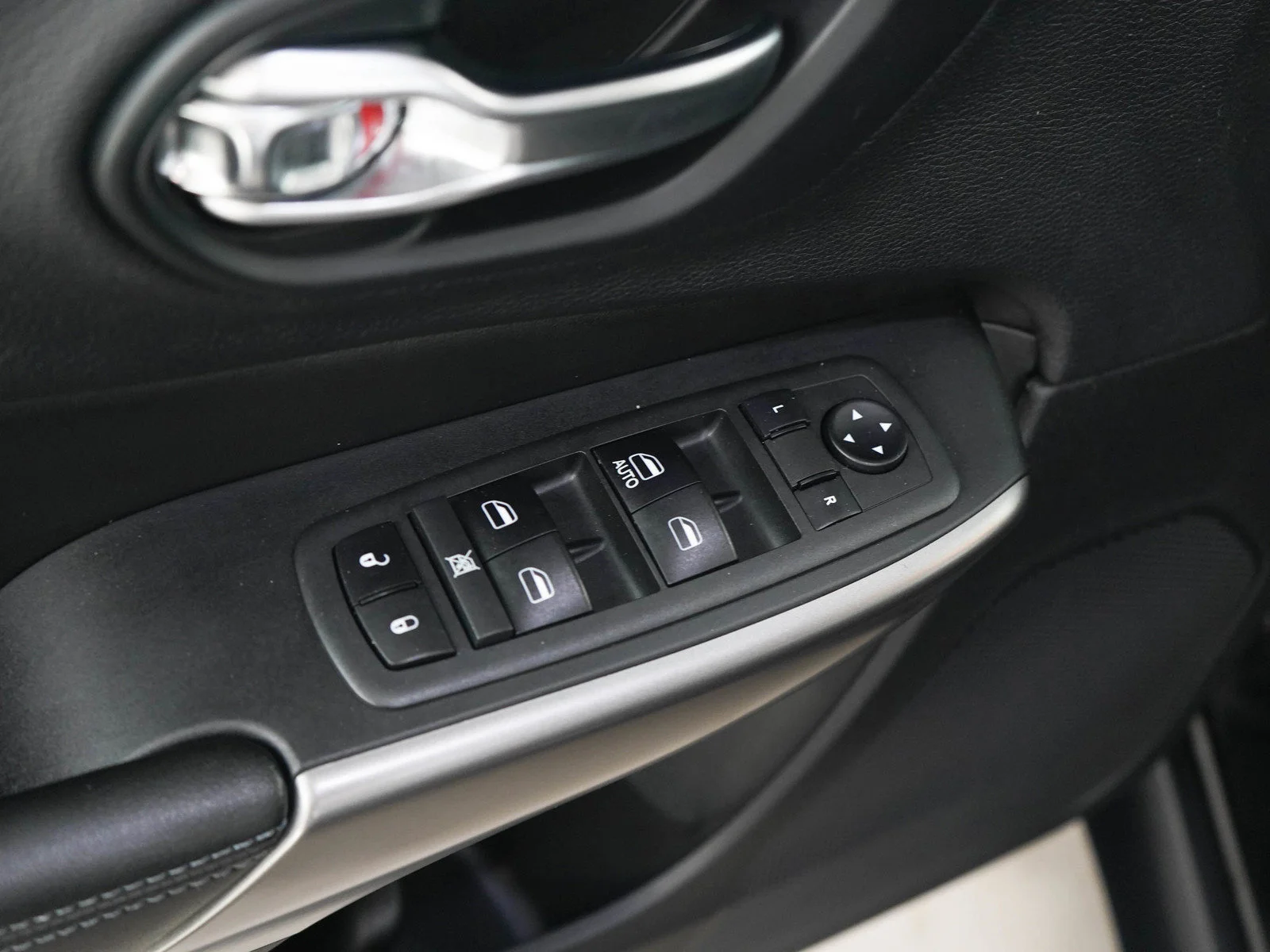 Used 2019  Jeep Latitude image 19