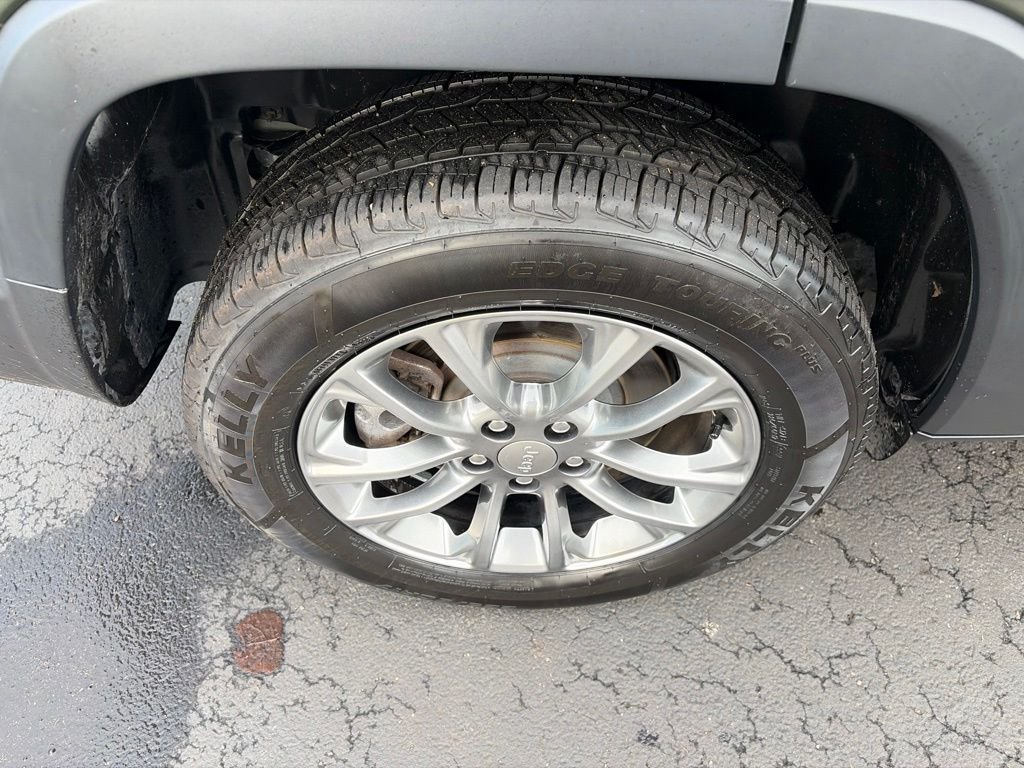 Used 2021 Green Jeep Latitude Lux image 9